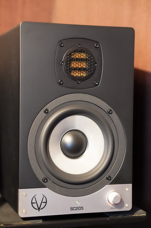 EVE AUDIO SC205モニタースピーカーのレビュー！キレがあるのに優しい音色の理由 | DTM DRIVER!