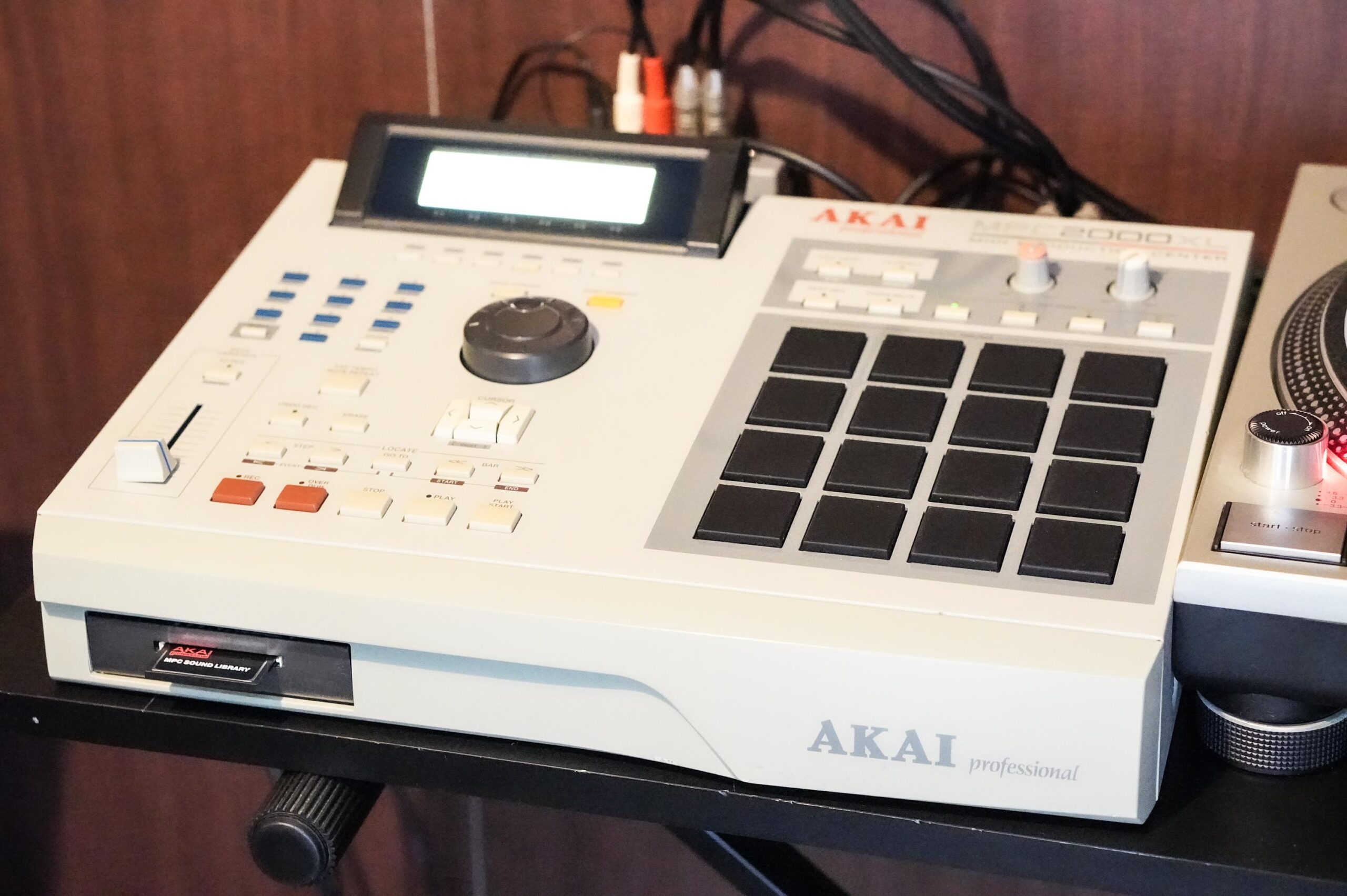 AKAI MPC2000 サンプリングマシン-