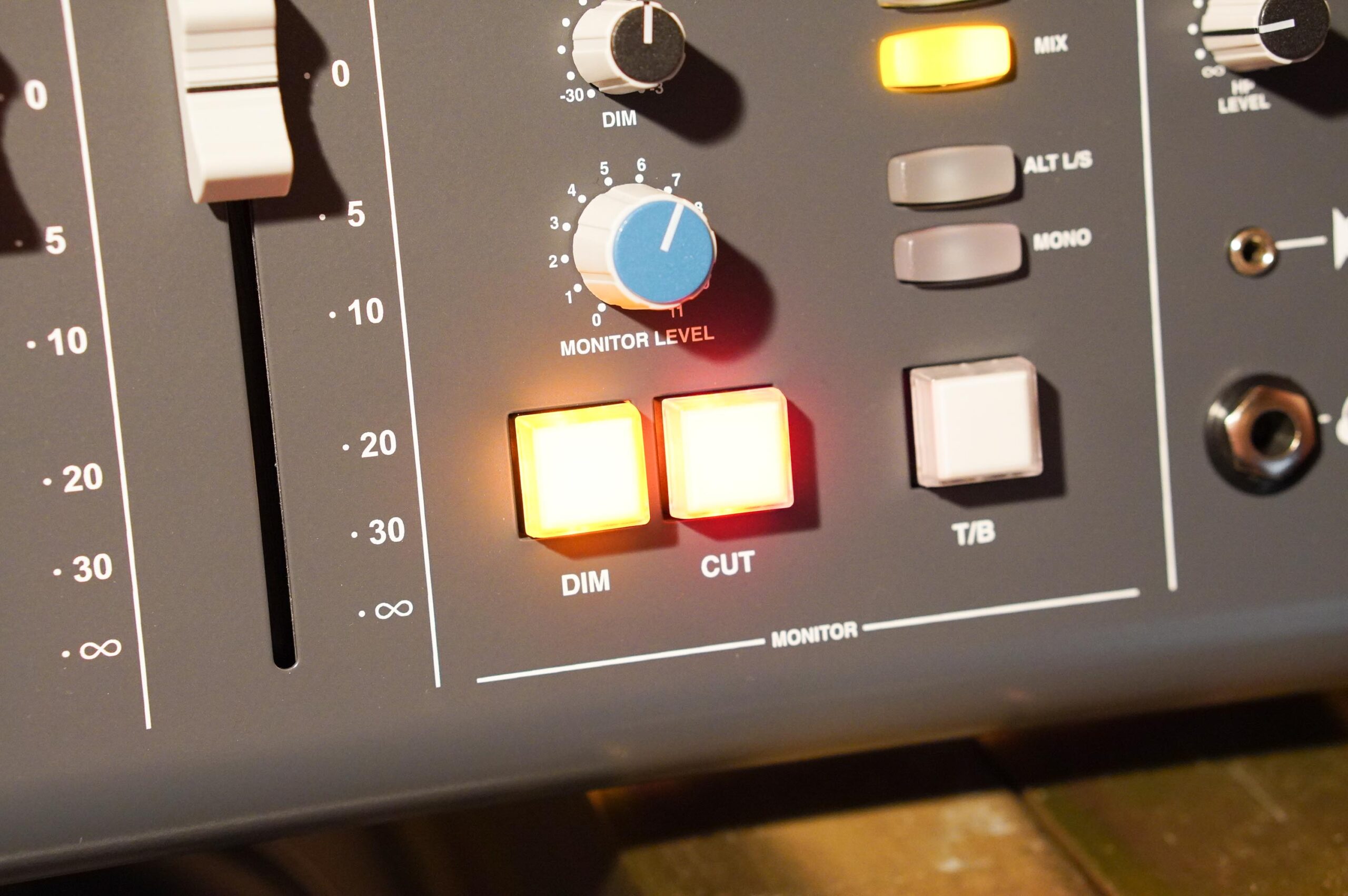 Telefunken V672レビュー｜Neveキラーと呼ばれるドイツ製ヴィンテージ 