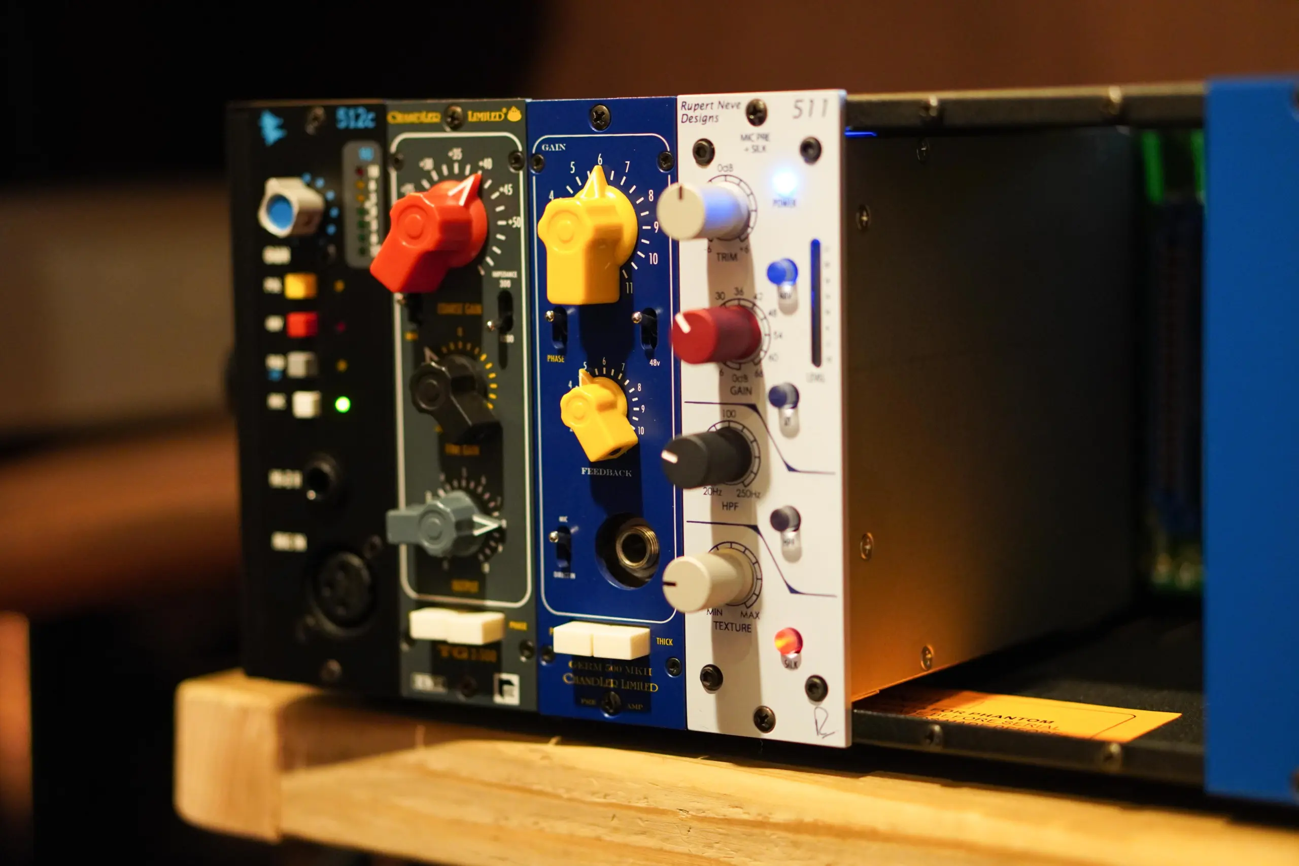 500シリーズラックに装着された実機マイクプリアンプ（API512c、Chandler TG-2、Chandler Germ500MK2、Rupert Neve Designs 511）のスタジオ使用写真
