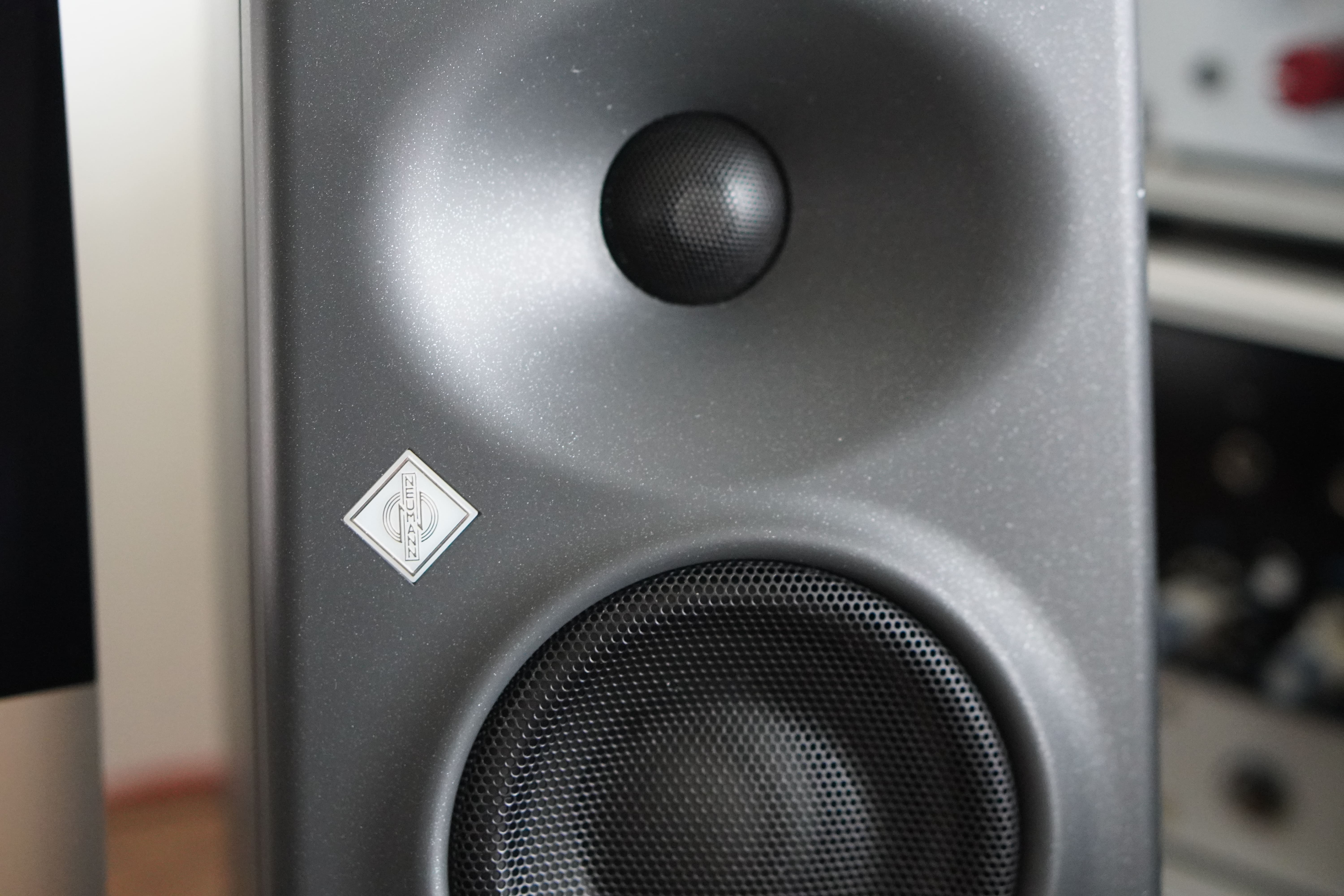 NeumannのKH80 DSPの実物写真